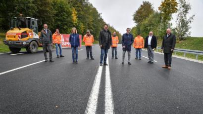 Bild: Florian Miedl
Über die wieder befahrbare B 303 freuten sich (von links) Michael Fuchs von der Verkehrsbehörde der Stadt Marktredwitz, Stefan Eulerfeld, Bereichsleiter der Firma Markgraf, Birgit Schelter, Leiterin der Marktredwitzer Verkehrsbehörde, Bauleiter Reinhold Schiener, Landtagsabgeordneter Martin Schöffel, Bauleiter Friedhelm Schmidt vom Staatlichen Bauamt, Landrat Peter Berek, Erwin Kieslinger und Siegfried Beck vom Staatlichen Bauamt sowie der Marktredwitzer Oberbürgermeister Oliver Weigel.