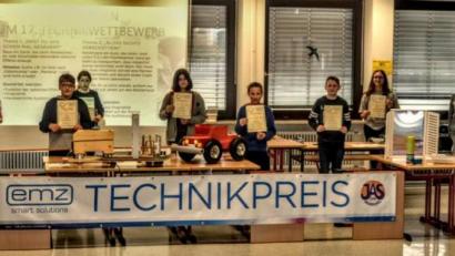 Bild: Wolfgang Schrüfer/exb
Die Preisträger des Johann-Andreas-Schmeller-Gymnasiums beim EMZ-Technikwettbewerb.