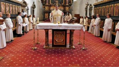 Bild: wbe
Stadtpfarrer Walter Hellauer mit der ersten Kommuniongruppe am Altar der Stadtpfarrkirche.