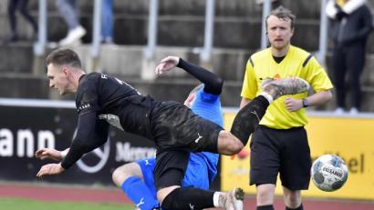 Bild: Hubert Ziegler
Der Amberger Martin Popp (vorne) wird im Mittelfeld vom eingewechselten Vilsecker Maximilian Kreuzer abgegrätscht.