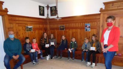 Bild: amö
Jugendbeauftragter Christian Bronold (links) und Bürgermeisterin Sonja Meier (rechts) zeichneten (von links) Magnus und Helena Turban, Thea und Ella Röhrl, Emily Käsbauer, Elias Biegerl und Leonard und Luisa Kunschir aus.