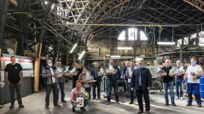 Bild: Glashütte Lamberts/exb
Die geehrten langjährigen Mitarbeiter der Glashütte Lamberts zusammen mit Geschäftsführer-Gesellschafter Rainer Schmitt (Vierter von rechts) und Prokurist Robert Christ (links) in der historischen Ofenhalle.
