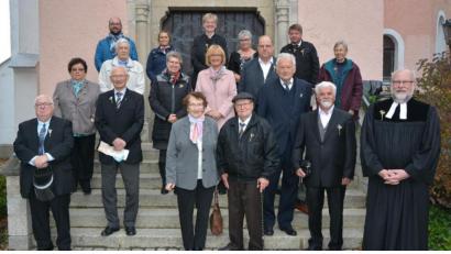 Bild: jr
Jubelkonfirmation feierten am Sonntag zahlreiche Frauen und Männer in Mitterteich. Unter den Jubilaren waren auch Pfarrer Martin Schlenk (rechts) sowie Predigerin Schwester Erna Biewald (obere Reihe, Mitte), die heute die Diakonissengemeinschaft in Neuendettelsau leitet. Vor 70 Jahren wurden Jutta und Hans-Joachim Wege (vorne, Mitte) konfirmiert, sie feierten die Gnaden-Konfirmation.