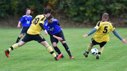 Bild: A. Schwarzmeier
Der Waldthurner Michael Weig (Mitte) bugsiert den Ball an Markus Zitzmann (links) und Lukas Woldrich vom SV Waldau vorbei. Der FSV Waldthurn verlor das Derby gegen den SV Waldau mit 0:1.
