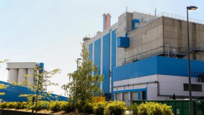 Bild: Hösamer
Im Müllkraftwerk Schwandorf werden freigemessene Abfälle aus den Kernkraftwerken Isar und Grafenrheinfeld verbrannt. Im vergangenen Jahr waren das etwa 104 Tonnen.