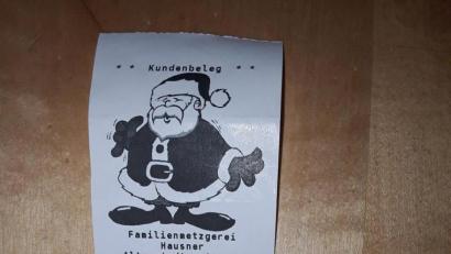 Bild: Gisela Süß/exb
Ja, ist denn schon Weihnachten? Die Illustration auf einem Kassenbeleg der Metzgerei Hausner ist einem technischen Fehler geschuldet.