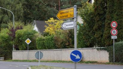 Bild: bkr
Das sogenannte Blumenviertel liegt außerhalb des Ortes. Bemühungen, das Ortsschild bis dorthin hinaus zu schieben, scheiterten bislang. Zumindest die Landkreisverwaltung hat nun in ihrem Bereich auf der Kreisstraße eine Geschwindigkeitsbeschränkung erlassen.