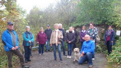 Bild: soj
Die Teilnehmer an der Wanderung zum Kalvarienberg, hier feierten sie an der Grotte eine kleine Andacht.