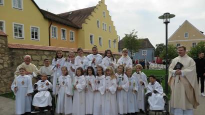 Bild: jzk
Stadtpfarrer Thomas Kraus (rechts) und Ruhestandspfarrer Siegfried Wölfel begleiteten die Erstkommunionkinder von der Grundschule Kemnath zum Tisch des Herrn.