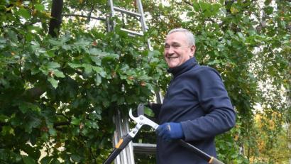 Bild: Gabi Schönberger
Der ehemalige Oberbürgermeister Kurt Seggewiß hat einen klaren Schnitt gemacht: Schluss mit der Politik und den Ruhestand genießen. Wie es ihm nun geht? „Blendend“, sagt Kurt Seggewiß und widmet sich der Pflege seines Gartens. Am Mittwoch, 14. Oktober, wird er 63 Jahre alt. Nur eine Woche später hat er schon wieder Grund zu feiern.