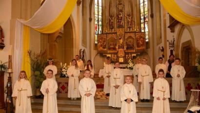 Bild: bey
Vierzehn Kinder feiern am Sonntagvormittag in der Stadtpfarrkirche St. Sigismund mit Stadtpfarrer Pater Hans Ring das Fest der heiligen Erstkommunion. Begleitet wurden sie von ihrer Klassenlehrerin Diana Troidl.