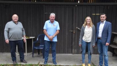 Bild: hcz
Die neuen "Freunde des Stadtbads" Stephan Gollwitzer, Maria Sponsel und Stefan Rank (von rechts) mit dem derzeitigen kommissarischen Vorsitzenden des Fördervereins Hans Forster (Zweiter von links).