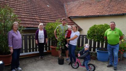 Bild: rkp
Familie Fuchs (Mitte) freute sich über den Aprikosenbaum, den die GOV-Vorstandsmitglieder Wolfgang Schmidt (rechts), Elvira Köppl und Gabi Hörmann überreicht hatten.