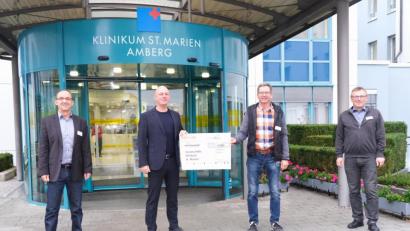 Bild: Klinikum/Dietl/exb
Bei der Spendenübergabe (von links): Reinhard Birner, Personalratsvorsitzender Klinikum Amberg; Frank Käfer vom Golf- und Landclub Schmidmühlen; Josef Schuller, Stellvertretender Personalratsvorsitzender; Manfred Wendl, Klinikumsvorstand.