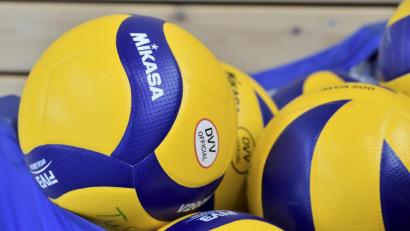 Symbolbild: Hubert Ziegler
Die monatelange Corona-Zwangspause hat ein Ende, die Spieler des VC Amberg durften die Bälle wieder baggern, pritschen und schmettern.