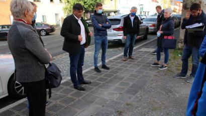 Bild: sne
Der Bauausschuss nimmt den Gehweg neben dem ehemaligen Schlecker-Markt in Augenschein. Deutlich sind die Spuren der Zeit darauf zu erkennen. Der Belag muss ersetzt werden.