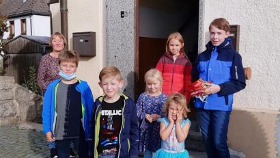 Bild: bsc
Die Sieger des Kinder-Ferienquiz und des Ortsrätsels zeichnete Büchereileiterin Monika Seidel (hinten links) aus. Die Gewinner freuten sich über die kleinen Preise und eine willkommene Abwechslung in der Steinwaldbücherei.