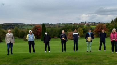 Bild: Golfclub Stiftland/exb
Nach dem Wettbewerb auf dem Golfplatz: von links Bürgermeister Bernd Sommer, Präsident Wolfgang Ries, Francesco Schröder, Anita Engmann, Heinz Engmann, Wolfgang Beer, Robert Drechsel, Christine Schöner.