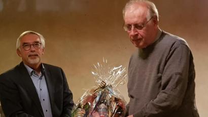 Bild: Karl Bley/exb
Manfred Rodde überreichte Wilhelm Narnhammer (rechts) einen Geschenkkorb und einen Gutschein für die geleistete ehrenamtliche Arbeit.