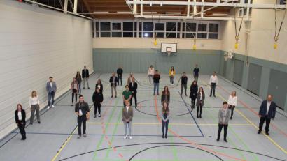 Bild: nis
In der Turnhalle der Grundschule wurden 25 Berufs- und Schulabsolventen aus Tiefenbach für ihre Leistungen geehrt. Gemeindevertreter überreichten die Auszeichnungen.