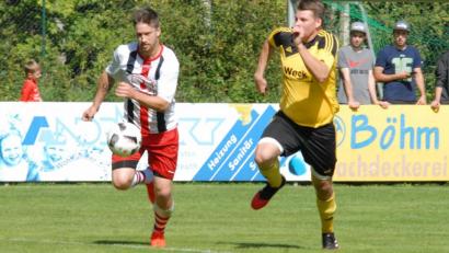 Archivbild: gb
Petr Pleva (links, noch im Trikot von Kickers Selb gegen den SV Steinmühle) avancierte am Wochenende zum Helden des Fußball-Spieltags im Fichtelgebirge.