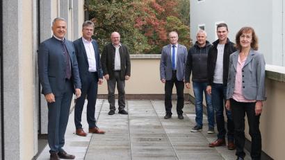 Bild: exb/Landkreis Tirschenreuth/Claus Oberndorfer
Zwei Verabschiedung und zwei Begrüßungen gab es am Landratsamt. Von links: Landrat Roland Grillmeier, Personalchef Walter Brucker, Dr. Johannes Weig, Personalrat Max Bindl, Stefan Schödel, Michael Falk und Theresia Schwarz.