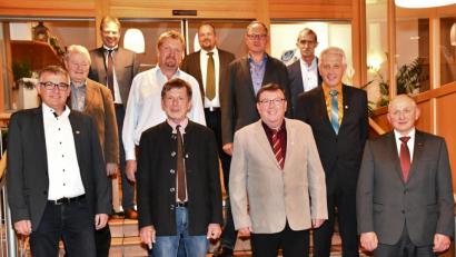 Bild: sche
Der Freudenberger Gemeinderat zeichnet sieben ehemalige Mitglieder des Gremiums aus (von links): Matthias Singer, Altbürgermeister Norbert Probst, Bürgermeister Alwin Märkl, Hans Gebhard, Gerhard Dotzler, Dritter Bürgermeister Christian Drexler, Christian Tröster, Josef Schäffer, Josef Zeitler, Hubert Eckl und Zweiter Bürgermeister Franz Weiß.