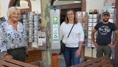 Bild: tk
Karin Meixner-Nentwig (links) will die bisherigen Baum-Aschenbecher um neue Modelle (Bildmitte) ergänzen. Unterstützt wird sie von Helen Jelinek (Bündnis für Familien) und Baumkontrolleur Thomas Penzkofer von der Stadt.