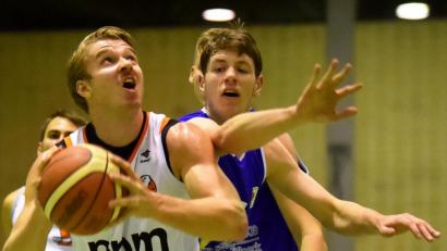 Archivbild: af
Solch packende Spielszenen, wie hier im Match gegen Jena, seien nicht mehr möglich, wenn die Basketballer der DJK Neustadt ihre Heimstätte, die Turnhalle des Gymnasiums wegen Umbauarbeiten räumen müssten, fürchtet der Abteilungsleiter. In der Umgebung gebe es kaum andere Hallen, die Regionalliga-Anforderungen gerecht würden.