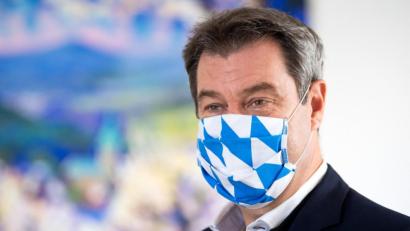 Bild: Sven Hoppe
Markus Söder (CSU) unterhält sich vor Beginn einer Sitzung des bayerischen Kabinetts mit Journalisten. Foto: Sven Hoppe/dpa/Archivbild