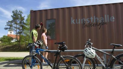 Bild: Stefan Gruber
Ein beliebtes Etappenziel für Radfahrer auf dem bayerisch-böhmischen Freundschaftsweg ist die Kunsthalle in Pertolzhofen.