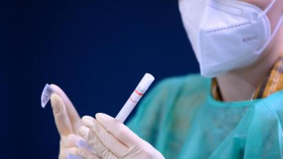 Symbolbild: Robert Michael / dpa
Wegen eines erneut überstiegenen Frühwarnwerts hat das Landratsamt Neustadt/WN für den Landkreis neue Regeln zum Schutz vor dem Coronavirus erlassen.