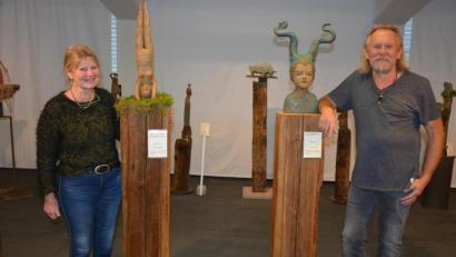 Bild: jr
Inge Flor, hier im Bild mit ihrem Ehemann Bert, zeigt ab Freitag, 16. Oktober, bis zum 17. Januar die Sonderausstellung „Fantastische Handwerkskunst“ im Museum Mitterteich. Über 60 Werke sind zu sehen.