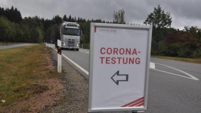 Bild: ws
Die mobile Teststation wird immer mehr frequentiert. Bisher gibt es noch drei Termine, jeweils von 10 bis 18 Uhr: Am Dienstag in Mitterteich bei der Eishalle, am Mittwoch am Busparkplatz am Grenzübergang bei Mähring (Bild) und am Donnerstag in Waldershof bei Cube.