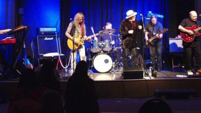 Bild: Corinna Groth
Rock vom Feinsten kredenzte The! Lucky Punch im Capitol. Gerhard Koelbl, Helmut Spörl, Stefan Bauer, Oliver Alwart, Wolfgang Ernst und Thomas Müller (von links) zeigen, dass die Rocklegenden unsterblich sind.