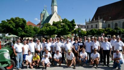 Bild: Roswitha Dorfner
Zum mittlerweile elften Mal haben die "Bulldog-Wallfahrer" aus Neunburg und dem Umland Altötting erreicht. Insgesamt hatten sich heuer 35 Oldtimer-Traktoren auf den Weg gemacht.
