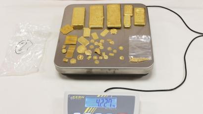 Bild: Polizei
Gold, Silber und Bargeld im Wert von etwa 1,5 Millionen Euro haben Grenzbeamte in Bayern im Auto eines 30 Jahre alten Mannes entdeckt.