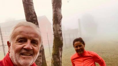 Bild: Bernd Hofmann/exb
Bei Wind und Wetter: Für den guten Zweck und durch die Motivation der Gruppe ist Bernd Hofmann (links) zum fleißigsten Mitglied der Aktion geworden.