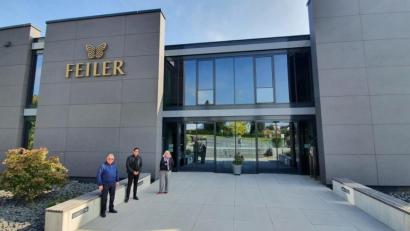Bild: Peggy Biczysko
Elegant, licht und mit erlesenster Technik ausgestattet präsentiert sich das Bürogebäude des Chenille-Produzenten Feiler in Hohenberg, wofür Architekt Peter Hilgarth (Mitte) mit dem internationalen Iconic-Award und dem German Design Award ausgezeichnet worden ist. Links im Bild Firmenchef Dieter Schwedt und rechts seine Ehefrau Kristine Schwedt.