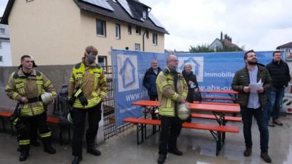Bild: usc
Beim Baustellenfest in der Eglseer Straße ging der Blick der Besucher oft gen Himmel zur Höhenübung der Amberger Feuerwehr auf einem Baukran.