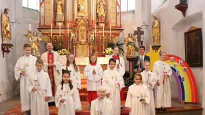 Bild: rpp
Pfarrer Heribert Stretz (Dritter von links) stellte sich nach dem Festgottesdienst mit den Kommunionkindern zum Erinnerungsfoto auf: (von links) Philipp Poisel, Benjamin Kamm, Pfarrer Heribert Stretz,  Catherine Kellner, Elisa Bodner, Ministrantin Sofia Schmidt, Jack Lynch, Lucas Raps, Ministrantin Lena Slama, Johanna Kopp, Kreuzträger Peter Sieber, Bastian Slama und Hannah Sieber.