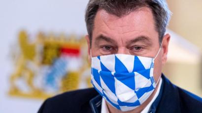 Bild: Peter Kneffel/dpa
Markus Söder (CSU), Ministerpräsident von Bayern, kommt mit seinem blau-weißen Mund-Nasen-Schutz zur Kabinettssitzung in die Bayerische Staatskanzlei. Im Fokus stehen Reaktionen auf die steigenden Corona-Zahlen in vielen bayerischen Kommunen, unter anderem auch in der Landeshauptstadt München.