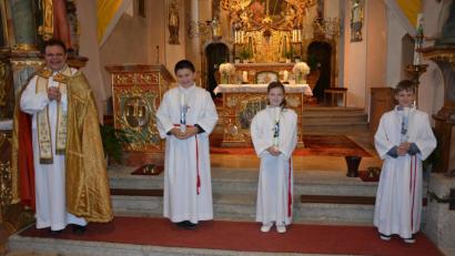 Bild: jr
Kaplan Daniel Schmid mit den drei Erstkommunikanten Johannes Männer, Alina Weidhas und Bastian Haberkorn (von links) beim Festgottesdienst in der Pfarrkirche St. Leonhard.
