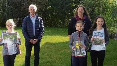 Bild: öt
Ihre Fotografien aus dem Wettbewerb „So schön ist Neusorg“ präsentierten bei der Preisverteilung Tonja Heinl (vorne, von links) sowie Anne und Hannah Sischka. Mit im Bild: Bürgermeister Peter König (hinten links) und Jugendbeauftragte Alexandra Mark-Sischka (hinten rechts).