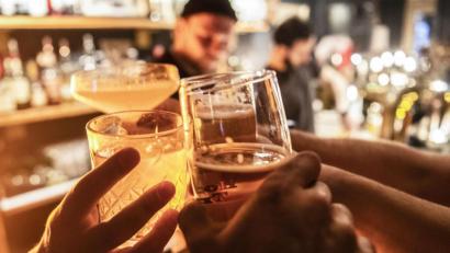 Symbolbild: Paul Zinken
Na dann Prost, Corona (Symbolbild): In einem Amberger Café haben Angestellte und Gäste die geltenden Masken- und Abstandsregeln ignoriert.