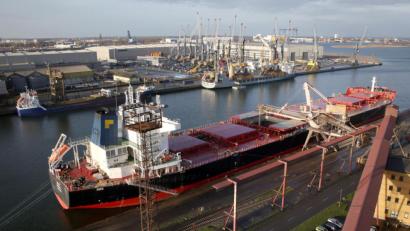 Symbolbild: Bernd Wüstneck
Ein Massengutfrachter wird mit Weizen beladen. Auf einem Schiff der Schnaittenbacher Reederei Minship fanden Ermittler nun Drogen. Die Oberpfälzer Reederei steht nicht im Verdacht.