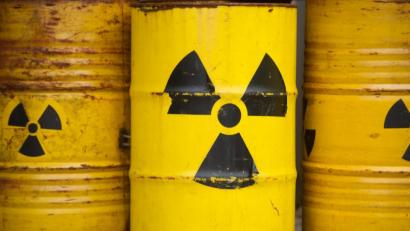 Symbolbild: Sebastian Kahnert/dpa
Hannover: Mit gelben Tonnen und dem Radioaktiv-Zeichen demonstrieren Greenpeace-Aktivisten gegen das Atommüllendlager in Gorleben.