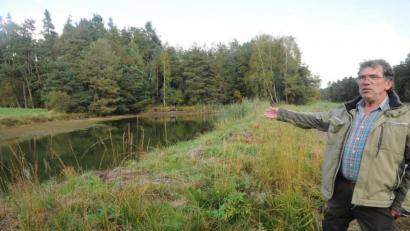 Bild: Joachim Gebhardt
Große Laichkarpfen, ein paar Hechte, Schleien und viele andere Fische waren im Frühjahr noch in diesem kleineren Teich zu finden. Jetzt bilanziert Max Wild: Bestand absolut null, Schaden beträchtlich. Im hohen Gras am Ufer findet sich der vielbegangene Fischotter-Pass.