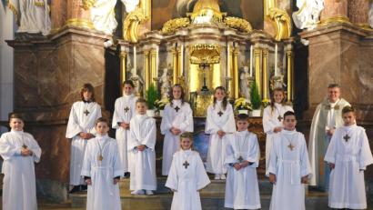 Bild: do
Auf den Stufen zum Hochaltar der Pfarr- und Klosterkirche stellen sich die zwölf Erstkommunionkinder mit Ortspfarrer Prior Adrian Kugler zu einem Erinnerungsfoto auf.