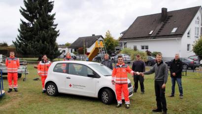Bild: jma
Vorsitzender Johannes Wittmann übergibt Simon Weber von den  HvO Haidenaabtal die Spende. Die Helfer vor Ort sparen jeden Cent für  ein neues Einsatzfahrzeug.